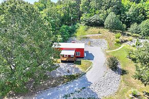 Peaceful Kuttawa Cabin w/ Fire Pit: Explore & Play