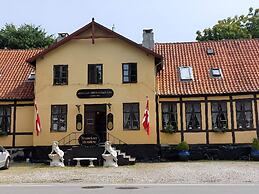 Queen Suite in a Hotel in Tranekaer
