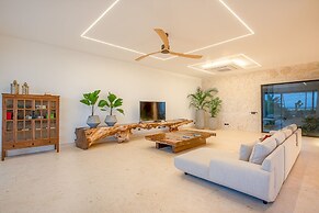 Luxury 10br Beachfront Stunner With Private Pool