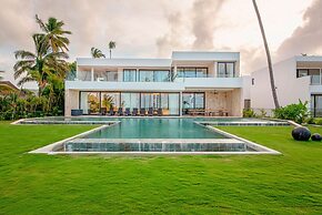 Luxury 10br Beachfront Stunner With Private Pool