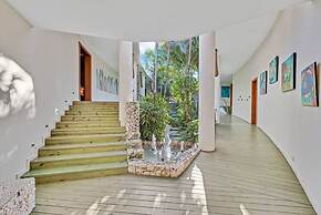 Dazzling Beachfront Villa With Swim-up Bar