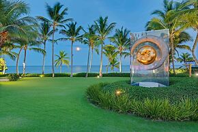 Dazzling Beachfront Villa With Swim-up Bar