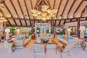 Dazzling Beachfront Villa With Swim-up Bar