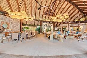 Dazzling Beachfront Villa With Swim-up Bar
