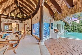 Dazzling Beachfront Villa With Swim-up Bar