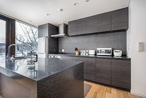 Escarpment House by H2 Life
