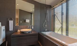 Escarpment House by H2 Life