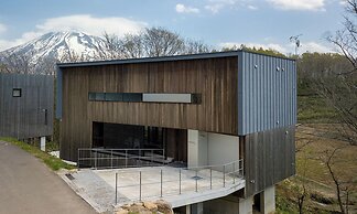 Escarpment House by H2 Life