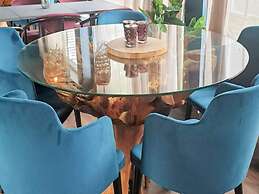 Lively Vacation Home With Free Breakfast