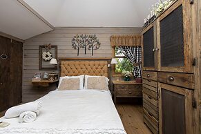 Quinta Pavo Real Complex by Acomodo