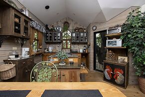 Quinta Pavo Real Complex by Acomodo