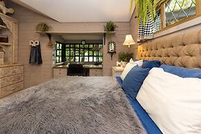 Quinta Pavo Real Complex by Acomodo