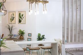 The Farallon Beach Condo by Acomodo