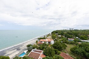 The Farallon Beach Condo by Acomodo