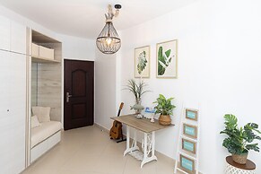 The Farallon Beach Condo by Acomodo