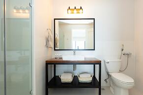 Ourfriends Condo by Acomodo