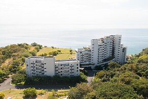 Ourfriends Condo by Acomodo