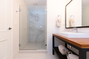 Ourfriends Condo by Acomodo