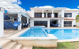 Villa Carisma by Acomodo Vistamar