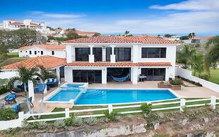 Villa Carisma by Acomodo Vistamar