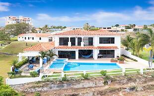 Villa Carisma by Acomodo Vistamar