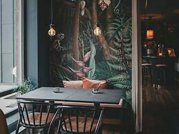 Snug Hotel Room With Free Breakfast