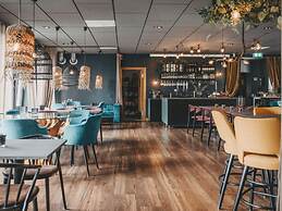 Snug Hotel Room With Free Breakfast