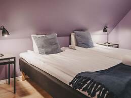 Snug Hotel Room With Free Breakfast