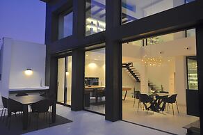 Montblau in Buger With 4 Bedrooms and 5 Bathrooms