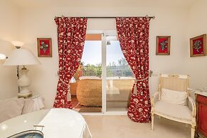 Spikes in Pueblo Nuevo