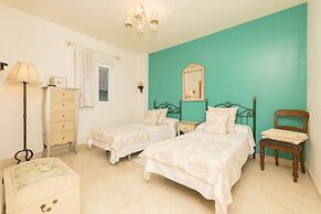 Spikes in Pueblo Nuevo