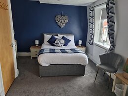 7-bed Beachside Retreat - Free Parking & Pets!