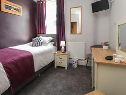 7-bed Beachside Retreat - Free Parking & Pets!