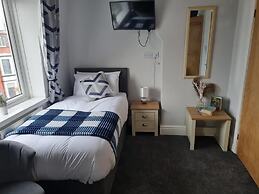 7-bed Beachside Retreat - Free Parking & Pets!