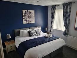 7-bed Beachside Retreat - Free Parking & Pets!