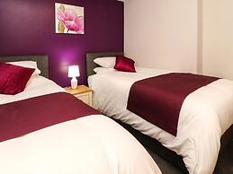 7-bed Beachside Retreat - Free Parking & Pets!