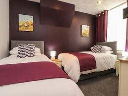 7-bed Beachside Retreat - Free Parking & Pets!