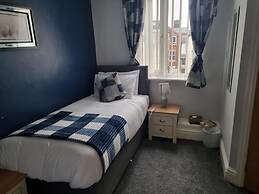 7-bed Beachside Retreat - Free Parking & Pets!