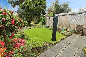 2BR Home/garden/patio/city Access/6 Guests