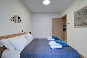 75 Prokymea- Steps From the Sea, Downtown, Balcony