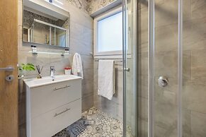 74 Prokymea- Steps From the Sea, Downtown, Balcony