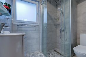 74 Prokymea- Steps From the Sea, Downtown, Balcony