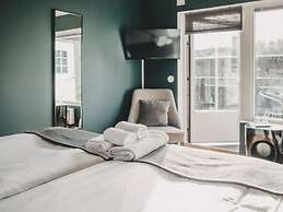 Inviting Hotel Room With Free Breakfast