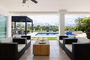 The Golf Oasis Villa by Acomodo