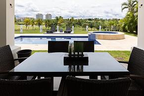 The Golf Oasis Villa by Acomodo