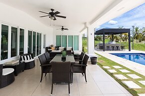 The Golf Oasis Villa by Acomodo