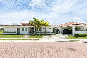 The Golf Oasis Villa by Acomodo