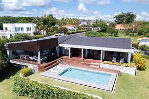 Villa Futura by Acomodo