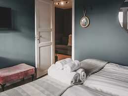 Room in a Hotel With Free Breakfast