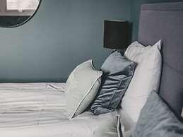 Room in a Hotel With Free Breakfast